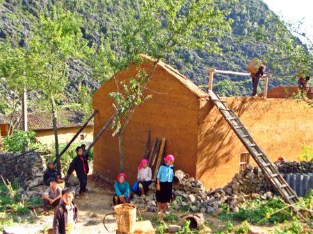 Mùa xây tổ ấm của người Mông trên cao nguyên đá