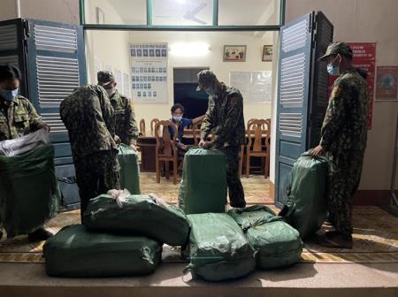 BĐBP An Giang bắt 2 đối tượng vận chuyển hàng lậu, thu giữ gần 2.000 gói thuốc lá ngoại