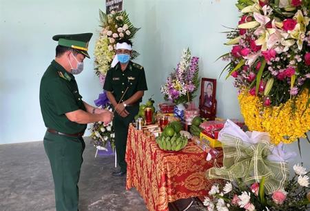 Mẹ mất, hai cán bộ BĐBP Kiên Giang lập bàn thờ bái vọng