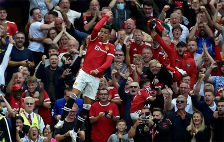 Ronaldo lập nhiều cột mốc đáng nhớ trong chiến thắng đậm của M.U