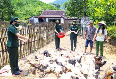 Những nữ chiến sĩ quân hàm xanh nặng tình với biên cương