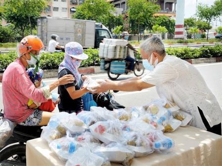 Thổi bùng ngọn lửa nhân văn trong gian khó