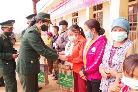 Ấm lòng những món quà đến với người nghèo biên giới