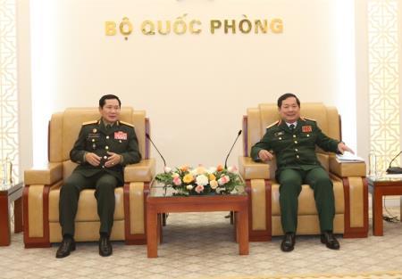 Thượng tướng Lê Huy Vịnh tiếp Chánh Văn phòng Bộ Quốc phòng Lào