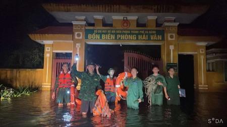 Sáng ngời phẩm chất Bộ đội Cụ Hồ trong mưa lũ