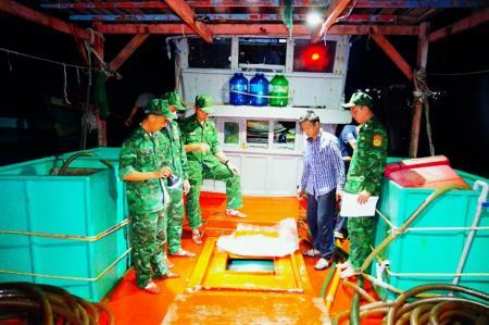 Liên tiếp phát hiện, bắt giữ tàu chở dầu DO trái phép trên biển Cà Mau