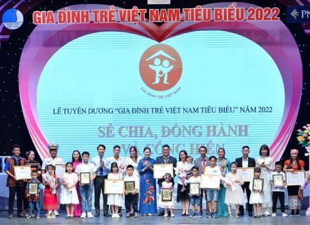 Tuyên dương 21 Gia đình trẻ Việt Nam tiêu biểu năm 2022