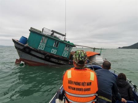 Cứu ngư dân gặp nạn trên vùng biển Quảng Ninh