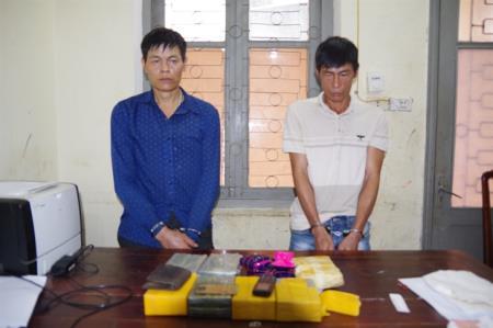 Bắt hai anh em ruột vận chuyển 12 bánh heroin, 6.000 viên ma túy tổng hợp