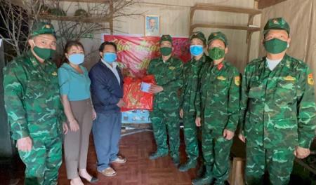 Quan tâm, chăm lo Tết cho cán bộ, chiến sĩ thực hiện nhiệm vụ trên các tổ, chốt trên biên giới