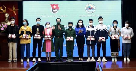 Trao yêu thương đến với trẻ em nghèo vùng biên