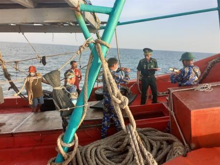 BĐBP Kiên Giang tạm giữ phương tiện chở 20.000 lít dầu không rõ nguồn gốc