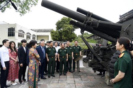 Đại tướng Phan Văn Giang dự lễ tiếp nhận hiện vật tại Bảo tàng Lịch sử Quân sự Việt Nam