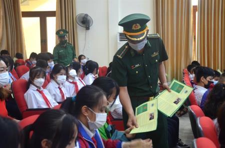 Tuyên truyền Luật Biên phòng Việt Nam cho hơn 200 học sinh