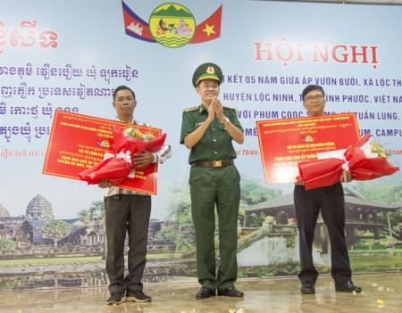 Sơ kết 5 năm kết nghĩa giữa ấp Vườn Bưởi và phum Cooc Tho Mo