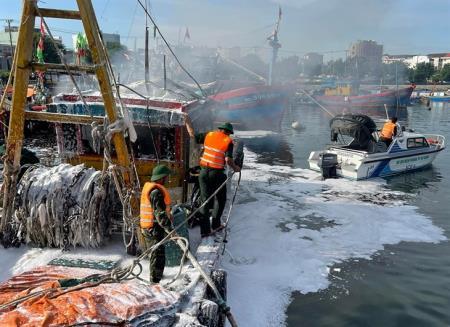 Đà Nẵng: Một tàu cá bốc cháy khi đang neo đậu tại âu thuyền Thọ Quang