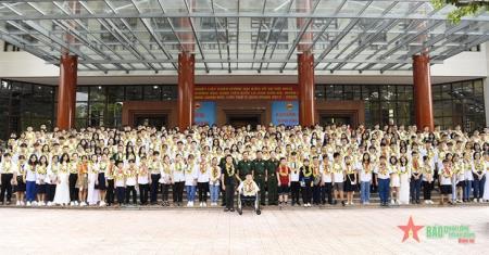 Bộ Quốc phòng tuyên dương 300 học sinh tiêu biểu là con cán bộ, nhân viên toàn quân