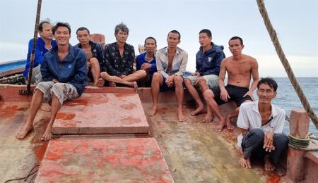 BĐBP Cà Mau cứu vớt kịp thời các thuyền viên gặp nạn trên biển