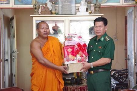 Tặng quà các chùa và gia đình Khmer nghèo nhân dịp Lễ Sen Dolta