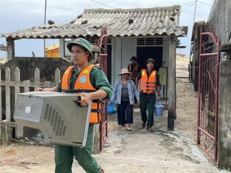 Sát cánh cùng nhân dân địa bàn ứng phó với bão