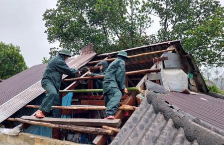Khẩn trương giúp người dân biên giới khắc phục hậu quả bão số 4