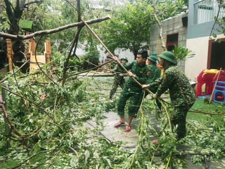 Sát cánh cùng nhân dân khắc phục thiệt hại sau bão số 4