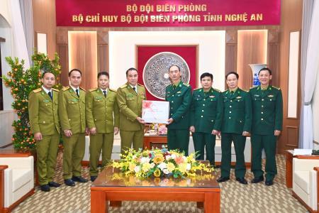 Lực lượng vũ trang 3 tỉnh Hủa Phăn, Xiêng Khoảng, Bô Ly Khăm Xay (Lào) chúc Tết BĐBP Nghệ An