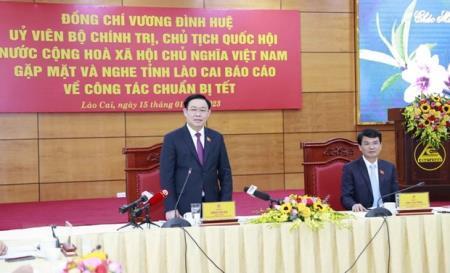 Chủ tịch Quốc hội Vương Đình Huệ thăm, làm việc, chúc Tết tại Lào Cai