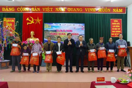 Tạp chí Cộng sản tặng quà Tết quân, dân biên giới tỉnh Lạng Sơn