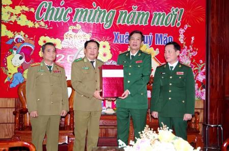 Lực lượng vũ trang tỉnh Khăm Muộn, Xa Vẳn Na Khệt (Lào) chúc tết cán bộ, chiến sĩ BĐBP Quảng Bình