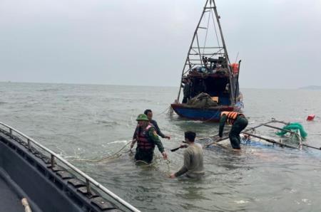 Cứu tàu cá của ngư dân gặp nạn