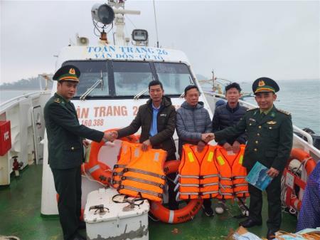 Đồn Biên phòng Cô Tô tuyên truyền pháp luật, tặng cờ Tổ quốc, áo phao, phao cứu sinh cho ngư dân