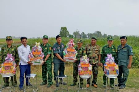 BĐBP An Giang thăm, chúc Tết Chol Chnam Thmay lực lượng bảo vệ biên giới, chính quyền và nhân dân Campuchia