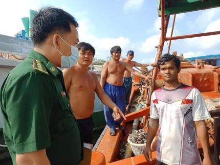 Cứu nạn một thuyền viên nước ngoài bị nạn trôi dạt trên biển