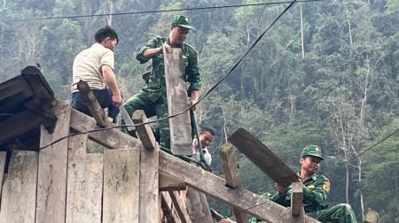 Giúp dân khắc phục hậu quả mưa đá