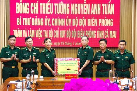Thiếu tướng Nguyễn Anh Tuấn làm việc tại Bộ Chỉ huy BĐBP Cà Mau