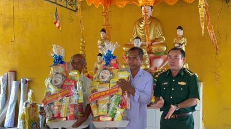 Thăm, chúc tết Chol Chnam Thmay các vị sư sãi, người có uy tín dân tộc Khmer tỉnh Tây Ninh