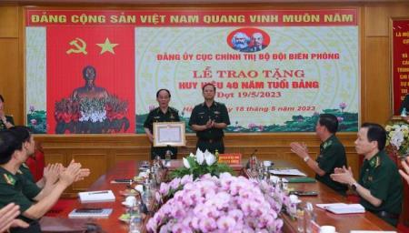 Trao Huy hiệu 40 năm tuổi Đảng tặng Trung tướng Đỗ Danh Vượng