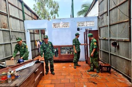 BĐBP An Giang giúp nhân dân khắc phục hậu quả giông, lốc