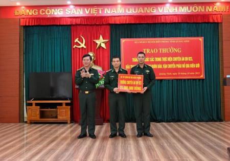 Khen thưởng lực lượng triệt phá đường dây mua bán pháo nổ trái phép trên địa bàn huyện Bình Liêu