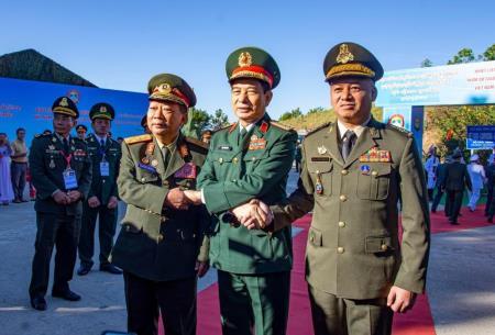 Bộ trưởng Bộ Quốc phòng Việt Nam đón Bộ trưởng Bộ Quốc phòng Lào và Campuchia sang tham dự Chương trình Giao lưu hữu nghị Quốc phòng biên giới Việt Nam - Lào - Campuchia lần thứ nhất