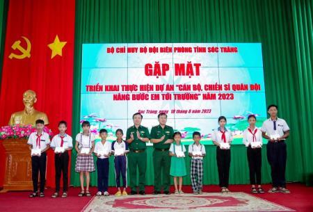 Trao cơ hội được đến trường cho học sinh nghèo khu vực biên giới biển