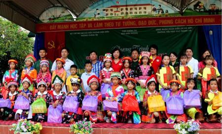 Trao yêu thương cho học sinh biên giới