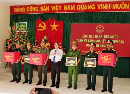 Phó Chủ tịch Quốc hội Nguyễn Đức Hải thăm, chúc tết cán bộ, chiến sĩ tỉnh Bình Thuận