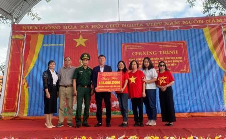 Bộ Chỉ huy BĐBP Hà Giang tặng quà trường học và các hộ nghèo trên địa bàn xã Xín Mần