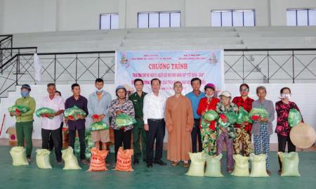 BĐBP Sóc Trăng tặng quà các chùa và hộ gia đình Khmer nghèo nhân dịp Tết Chôl Chnăm Thmây