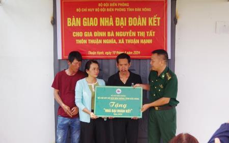 BĐBP Đắk Nông bàn giao nhà Đại đoàn kết cho hộ nghèo khu vực biên giới