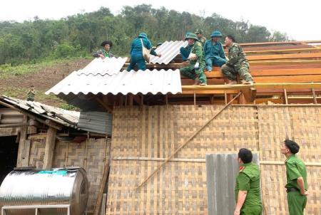 BĐBP Nghệ An: Giúp dân khắc phục hậu quả dông lốc