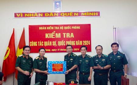 Thượng tướng Nguyễn Tân Cương thăm, làm việc tại Đồn Biên phòng cửa khẩu quốc tế Tịnh Biên