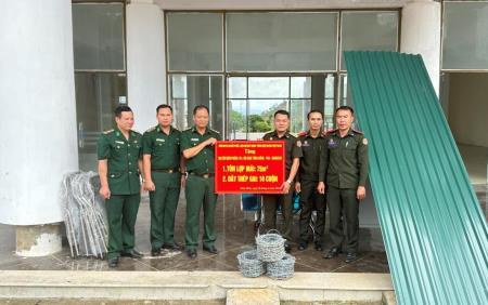 BĐBP Điện Biên trao tặng vật chất, trang bị cho lực lượng bảo vệ biên giới Lào